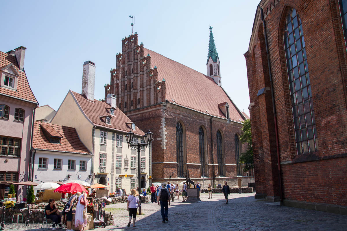 Rigas ältestes gemauertes Gebäude (ehem. St. Georgs-Kirche links)
