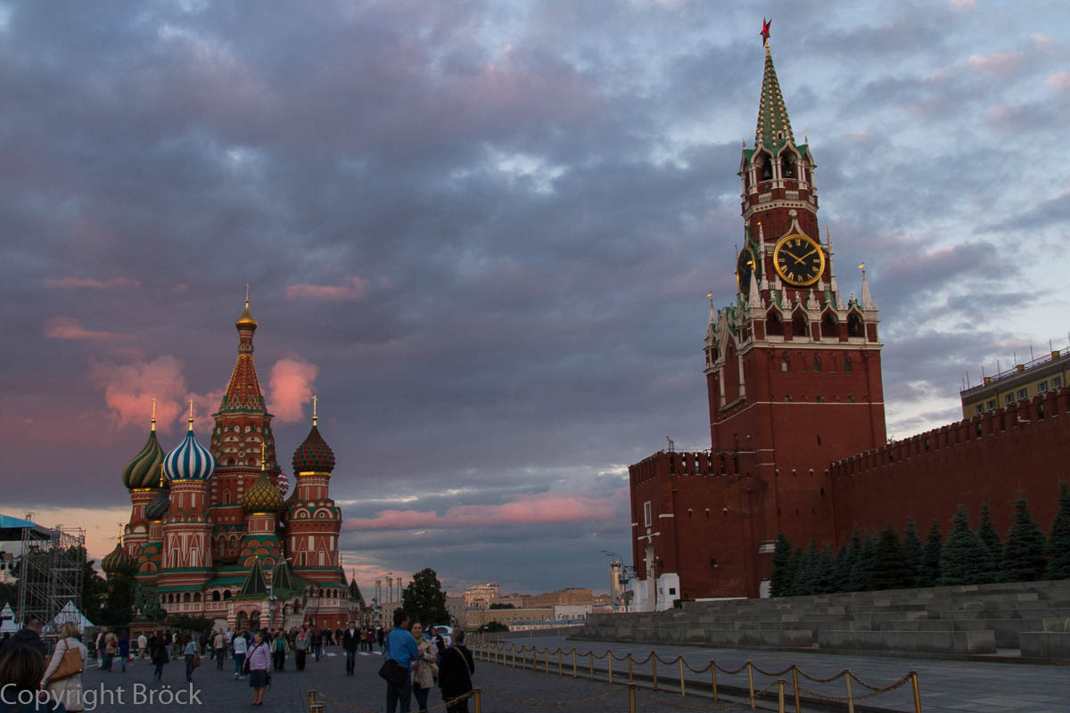 Roter Platz, Kreml-Mauer,  Basilius-Kathedrale bei Sonnenuntergang