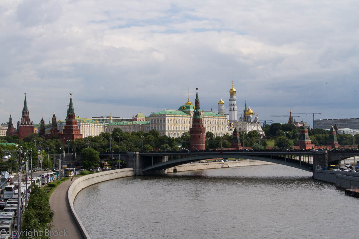 Blick auf Kreml und Moskwa von der Brücke an der Christ-Erlöser-Kirche