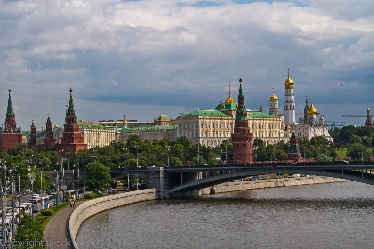 Blick auf Kreml und Moskwa von der Brücke an der Christ-Erlöser-Kirche