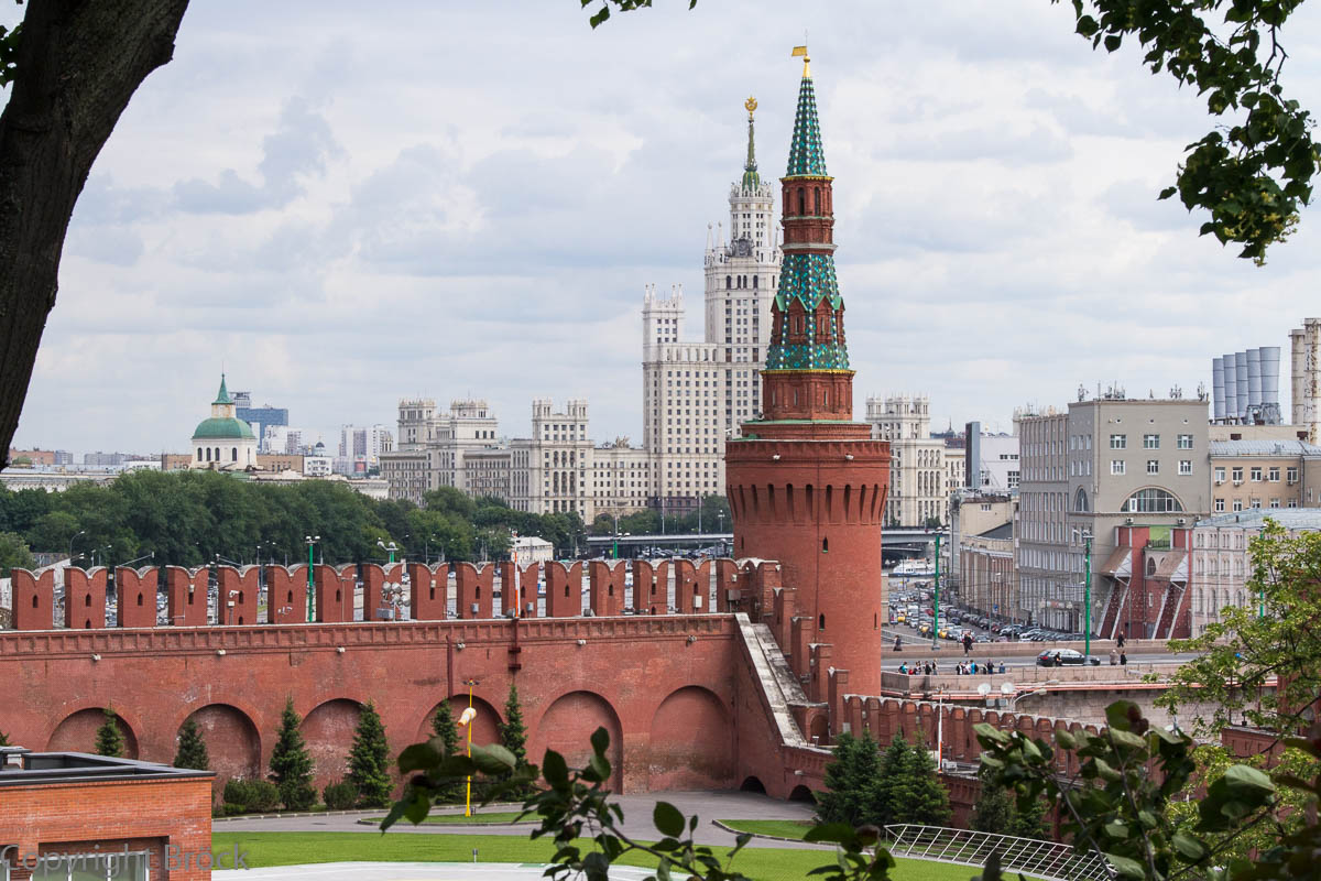 Kreml, Blick über den Beklemischew-Turm zum Appartementhaus an der Kotelnitscheskaya, eimem der Stalin-Bauten