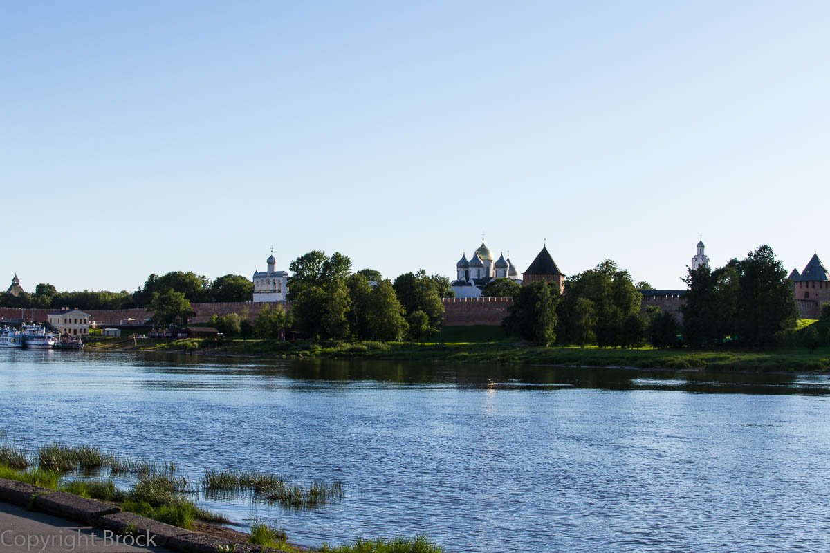 Blick nach Westen über den Wolchow auf den Kreml von Nowgorod