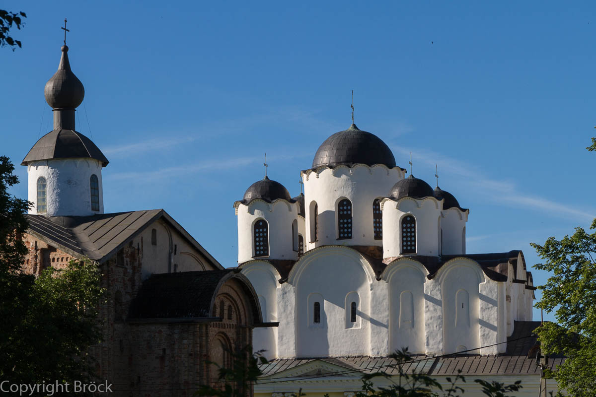 Paraskewa-Pjatniza-Kirche (1207, Handelsplatz) und Kuppeln der Nikolaus-Wundertäter-Kathedrale (1113, Jaroslaw-Hof)