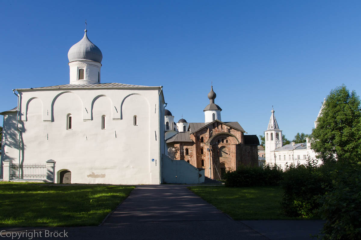 Maria-Himmelfahrts-Kirche (1136) und Paraskewa-Pjatniza-Kirche (1207) auf dem Handelsplatz