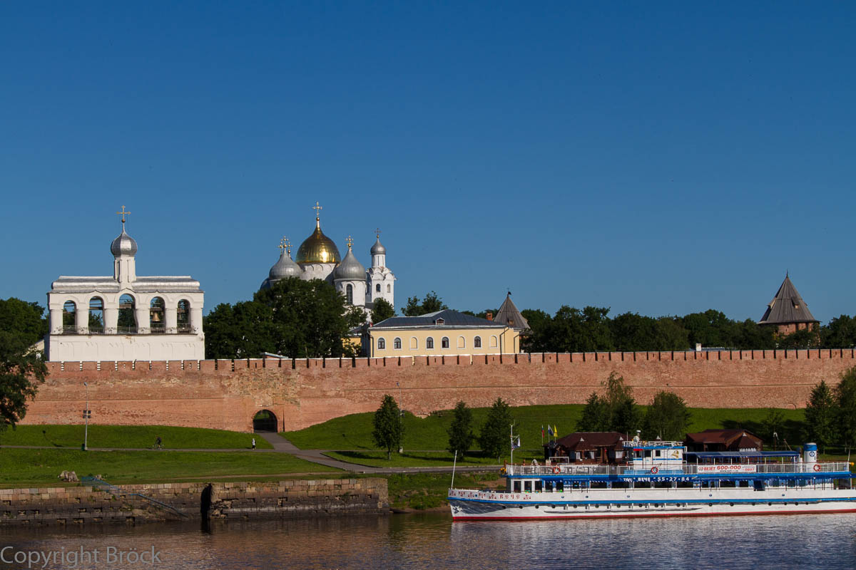 Kreml mit Sophienglockenwand, Sophien-Kathedrale im Hintergrund und Wassertor im Vordergrund