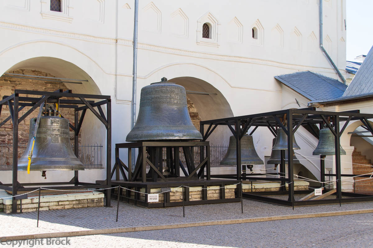 Die Glocken aus dem 17. Jahrhundert der Nowgoroder Kathedralen an der Sophienglockenwand