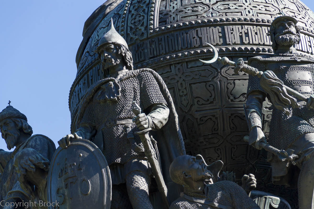 Denkmal 1000 Jahre Russland, Fürst Rurik (mit Schild)
