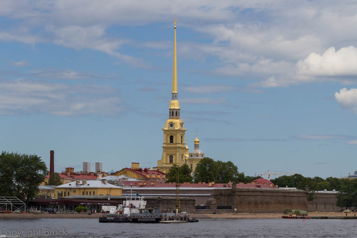 Peter-Paul-Festung mit Turm der Peter-Paul-Kathedrale