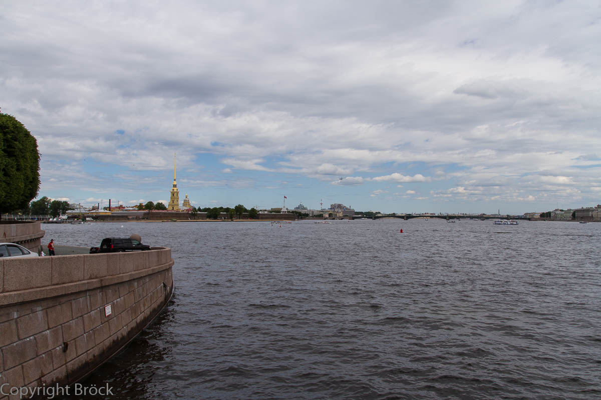 Blick von der Strelka der Wassilewskij-Insel auf die Peter-Paul-Festung auf der Hasen-Insel