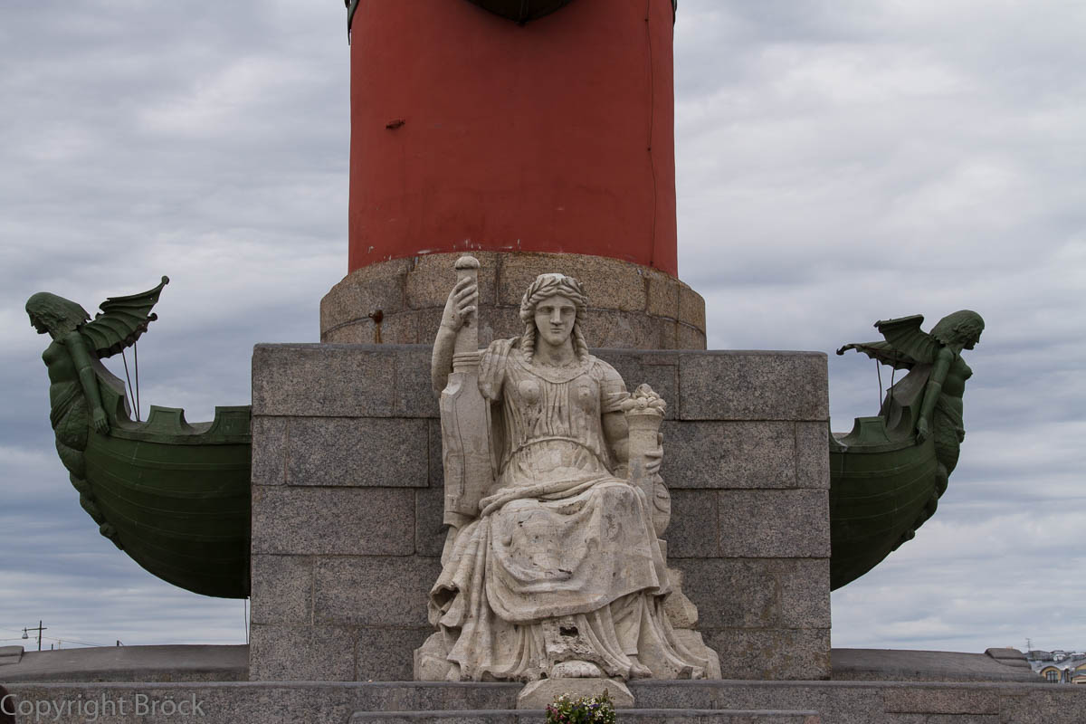 Fuß einer der beiden Rostra-Säulen auf der Strelka der Wassilewskij-Insel mit allegorischer Darstellung der Newa