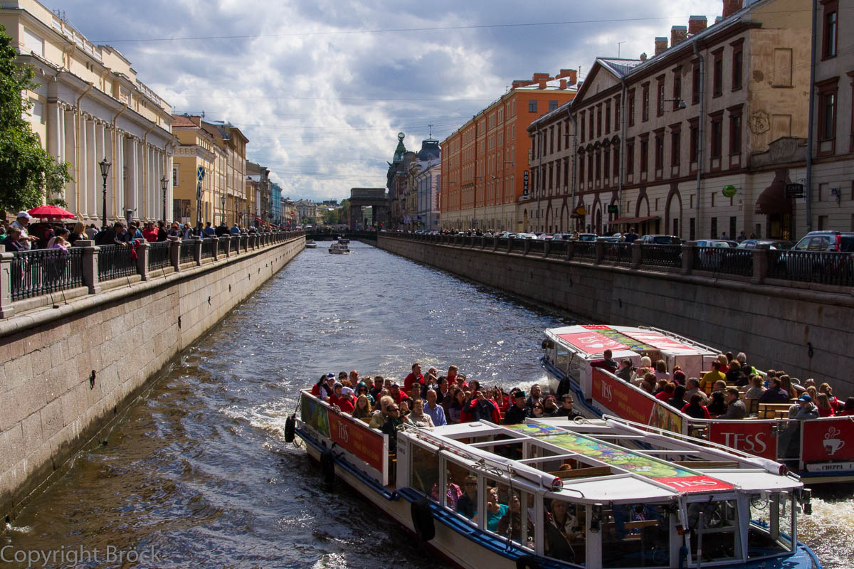 Mit dem Boot durch St. Petersburg: Auf der Mojka