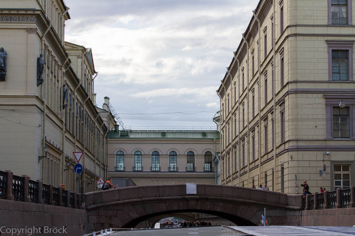 Mit dem Boot durch St. Petersburg: Winterkanal, Winter-Brücke, Eremitage-Theater