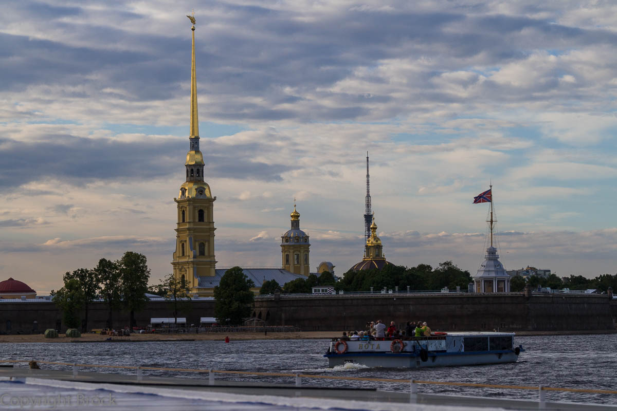 Mit dem Boot durch St. Petersburg: Auf der Newa, Blick auf die Peter-Paul-Festung
