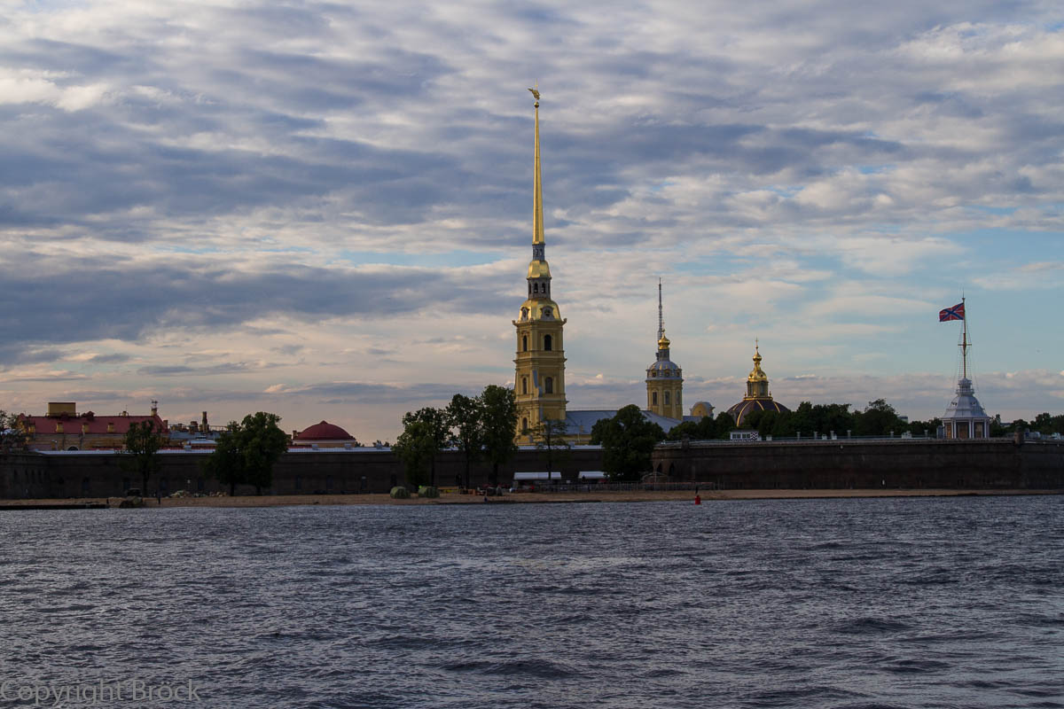 Mit dem Boot durch St. Petersburg: Auf der Newa, Blick auf die Peter-Paul-Festung