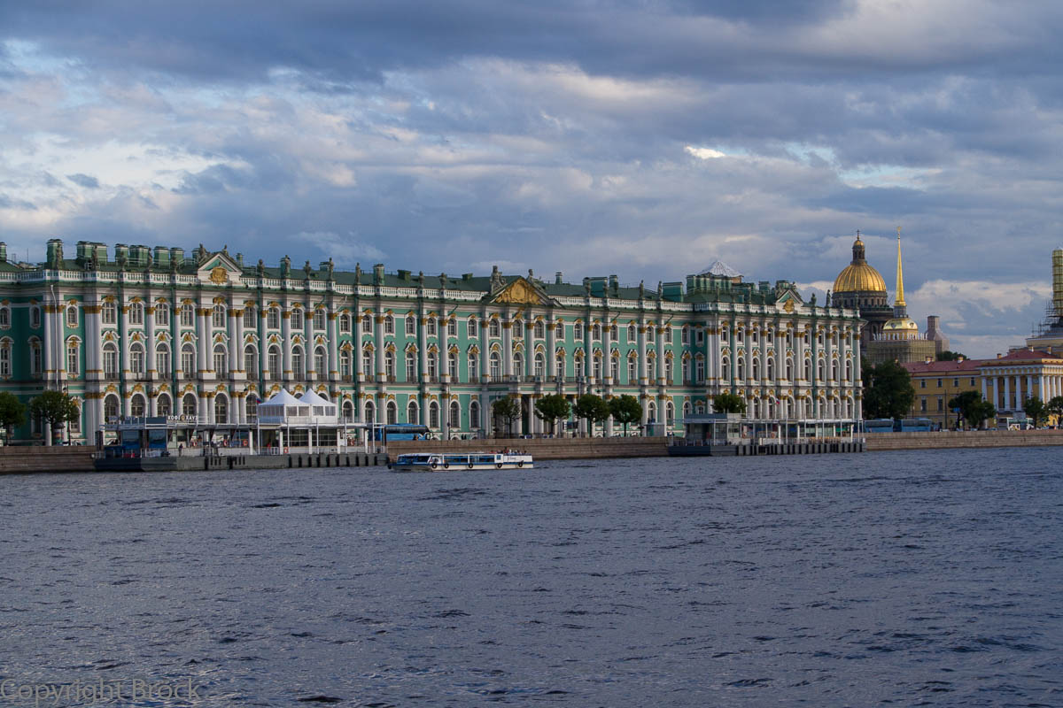 Mit dem Boot durch St. Petersburg: Blick von der Newa auf Winterpalast, Isaak-Kathedrale und Admiralität