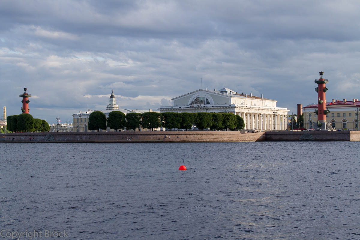 Mit dem Boot durch St. Petersburg: Auf der Newa, Blick auf die Strelka der Wassilewskij-Insel
