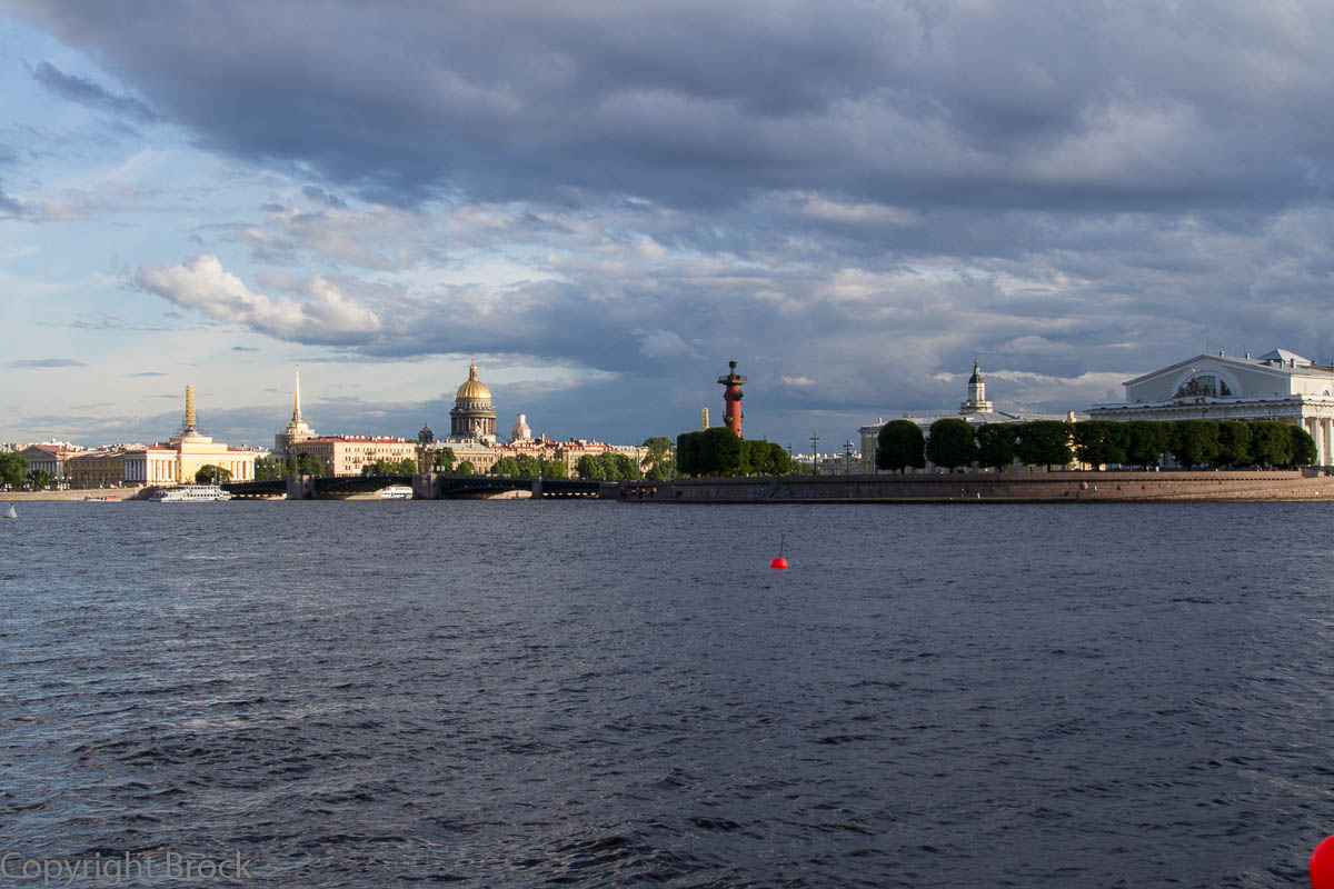 Mit dem Boot durch St. Petersburg: Auf der Newa, Blick auf Strelka, Schloss-Brücke, Isaak-Kathedrale und Admiralität