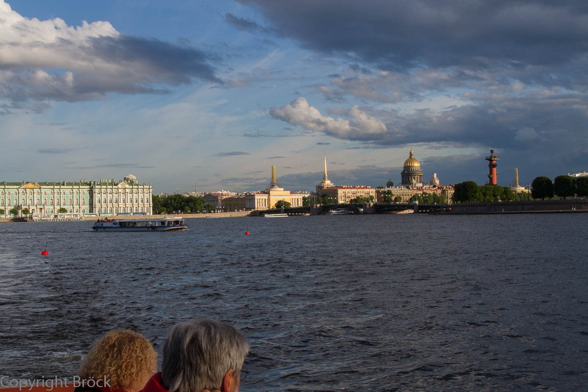 Mit dem Boot durch St. Petersburg: Auf der Newa, Blick auf Strelka, Schloss-Brücke, Isaak-Kathedrale, Admiralität und Winterpalast