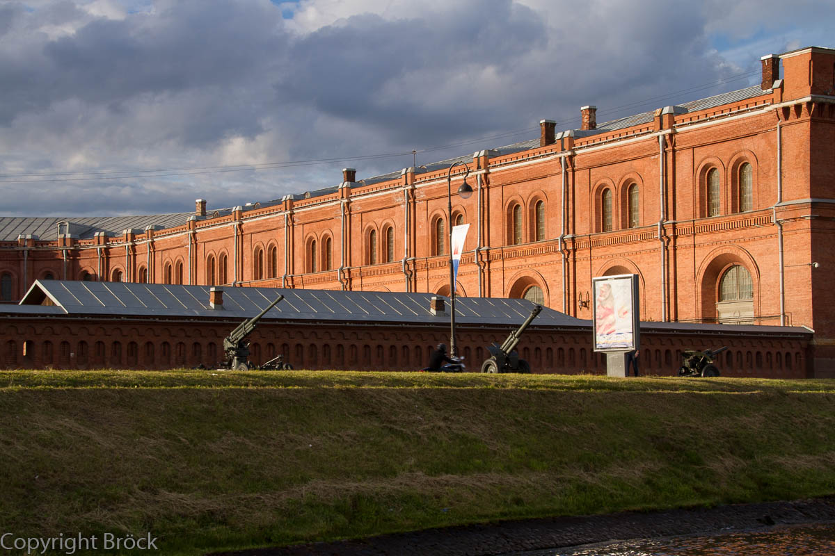 Mit dem Boot durch St. Petersburg:  Rund um die Peter-Paul-Festung, Kronwerk (jetzt Artilleriemuseum)