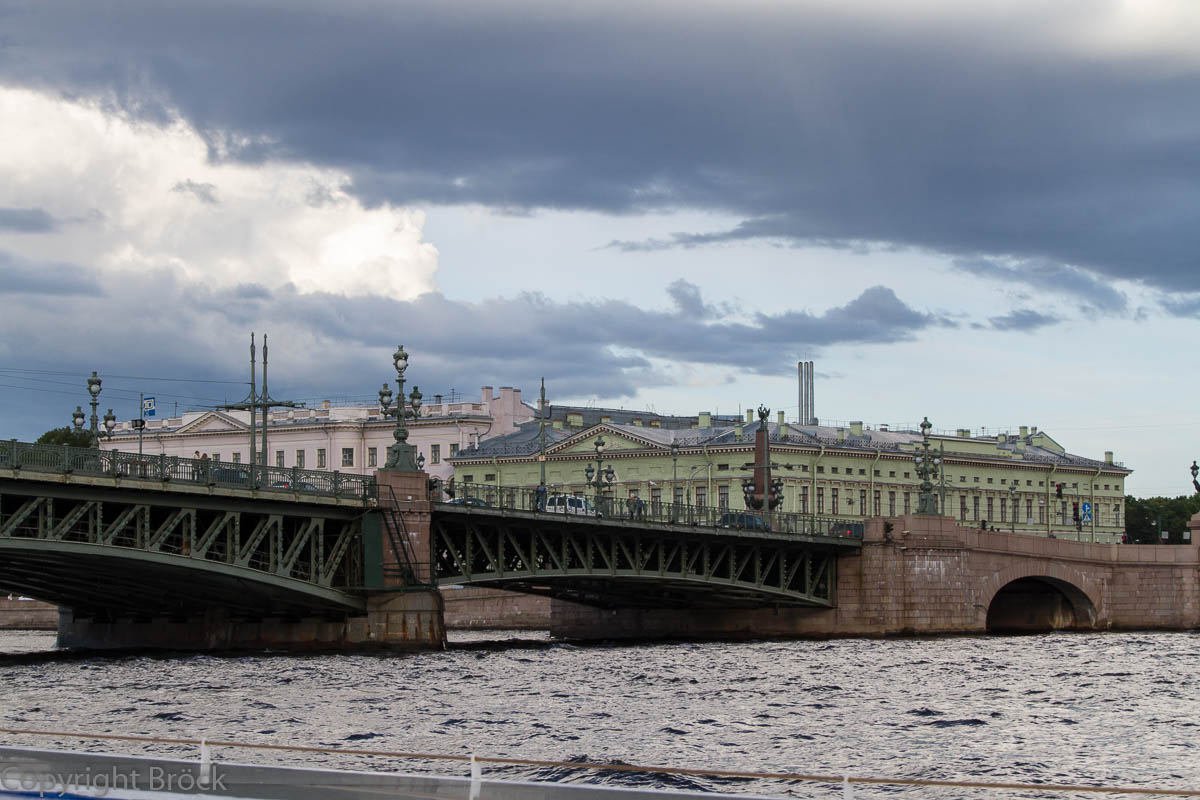 Mit dem Boot durch St. Petersburg: Auf der Newa, Troizkij-Brücke