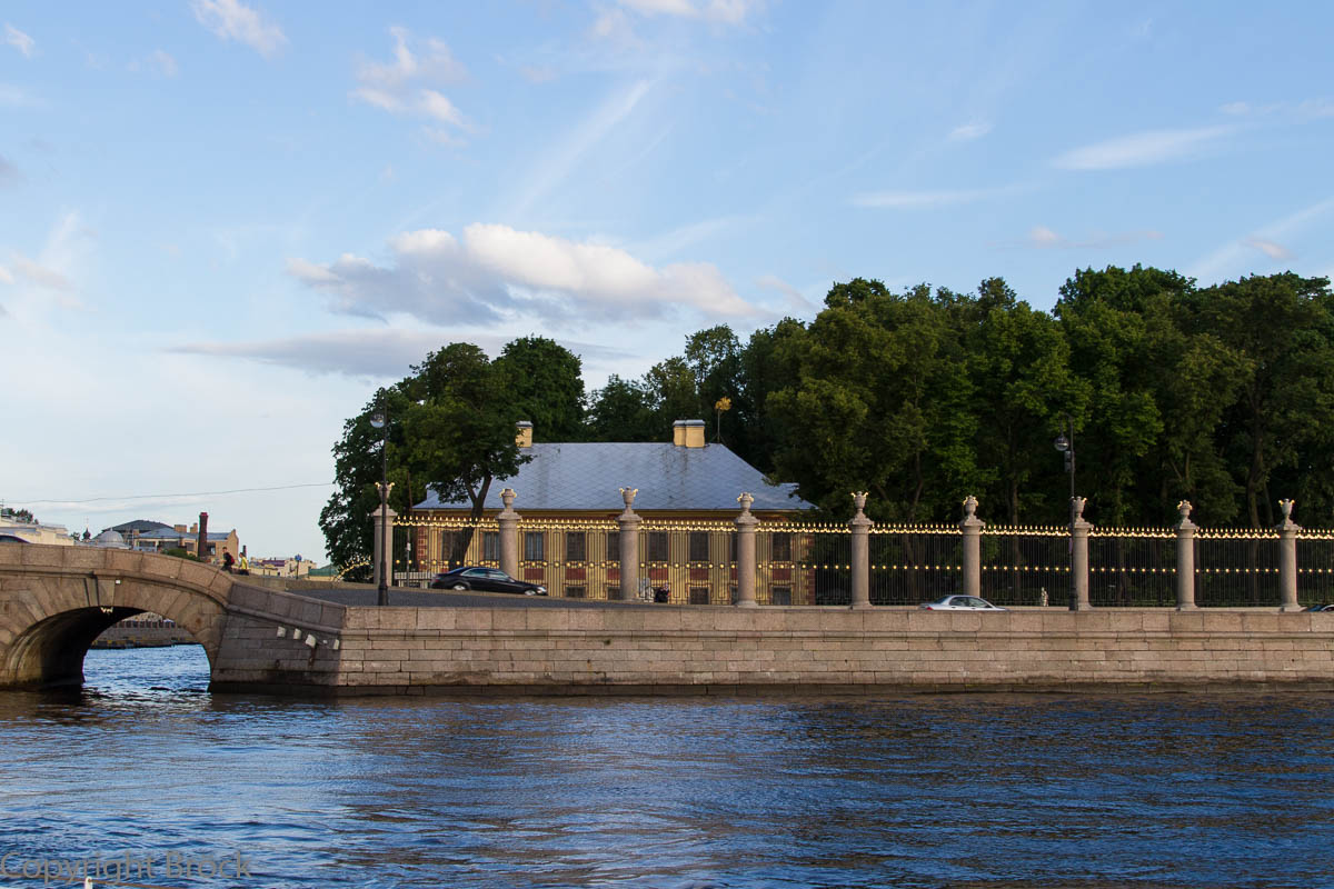 Mit dem Boot durch St. Petersburg: Blick auf Newa-Kai und das kleine Sommerschloss (1711-1712) Peters des Großen im Sommergarten