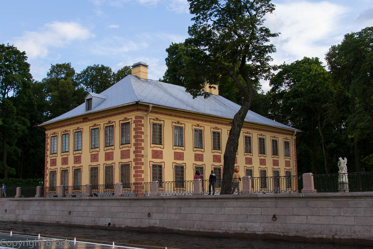 Mit dem Boot durch St. Petersburg: Auf der Fontanka, Blick auf das kleine Sommerschloss (1711-1712) Peters des Großen im Sommergarten
