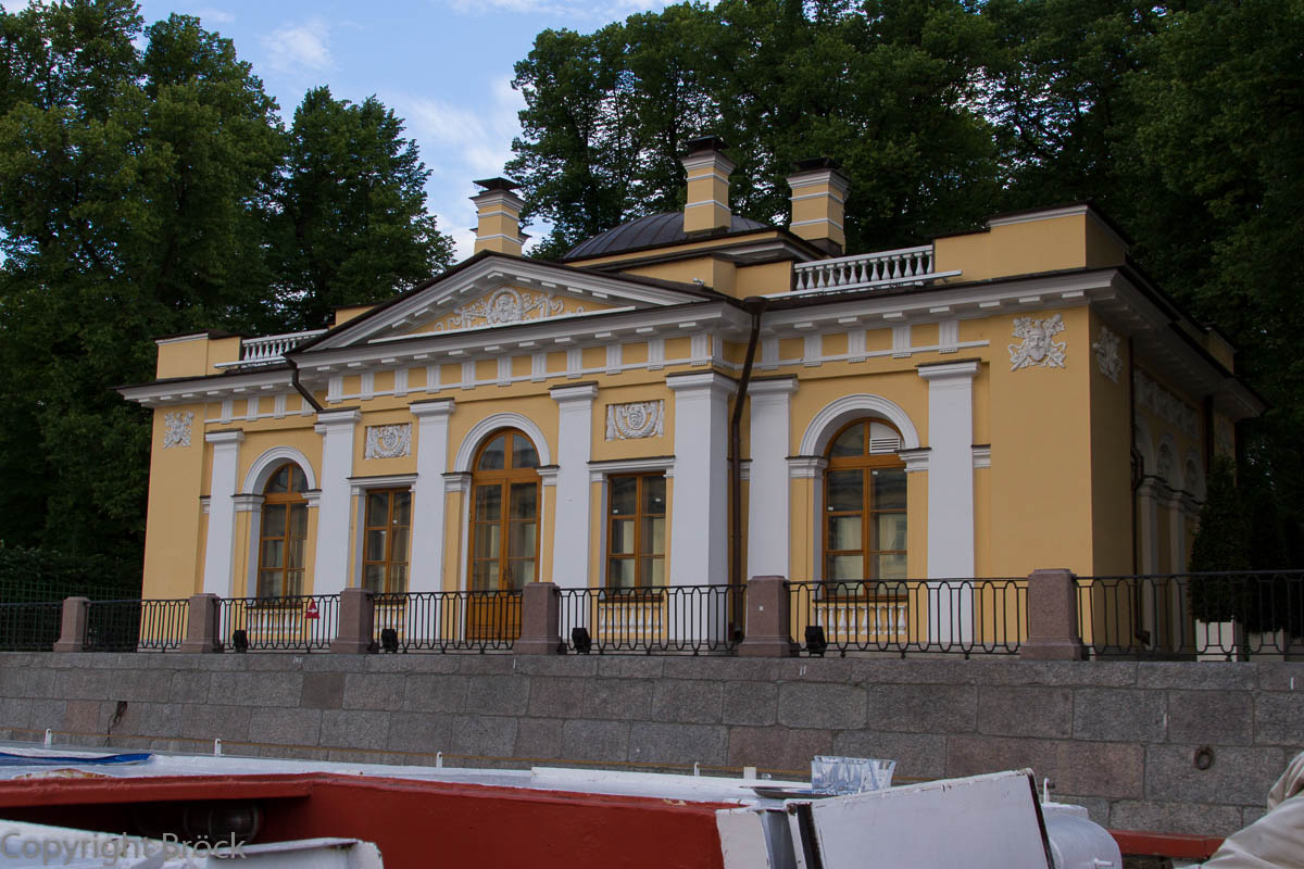 Mit dem Boot durch St. Petersburg: Auf der Fontanka Das Kaffeehäuschen im Sommergarten
