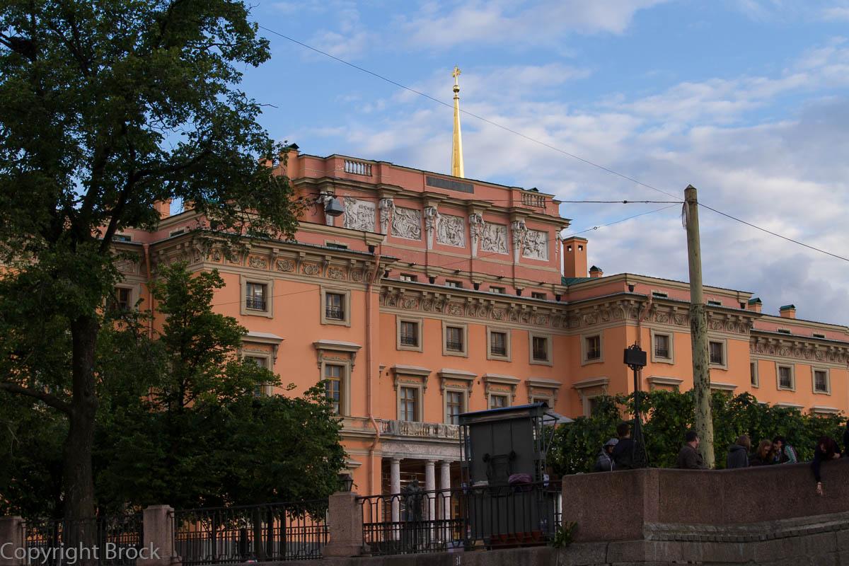 Mit dem Boot durch St. Petersburg: Michailowski-Schloss von der Einmündung der Mojka in die Fontanka  aus