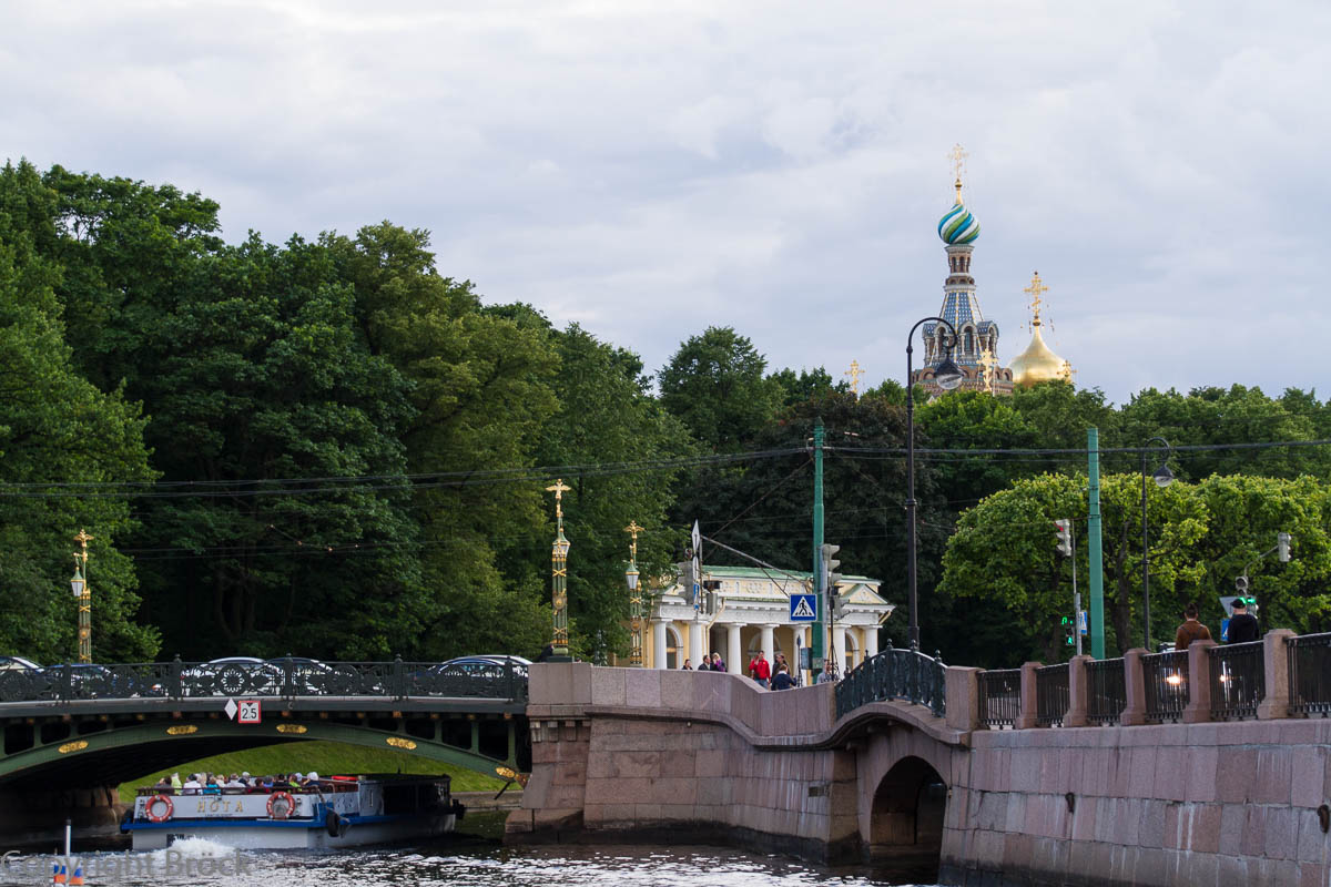 Mit dem Boot durch St. Petersburg: Auf der Mojka,links die 1. Gartenbrücke, rechts die Einmündung des Schwanen-Kanals
