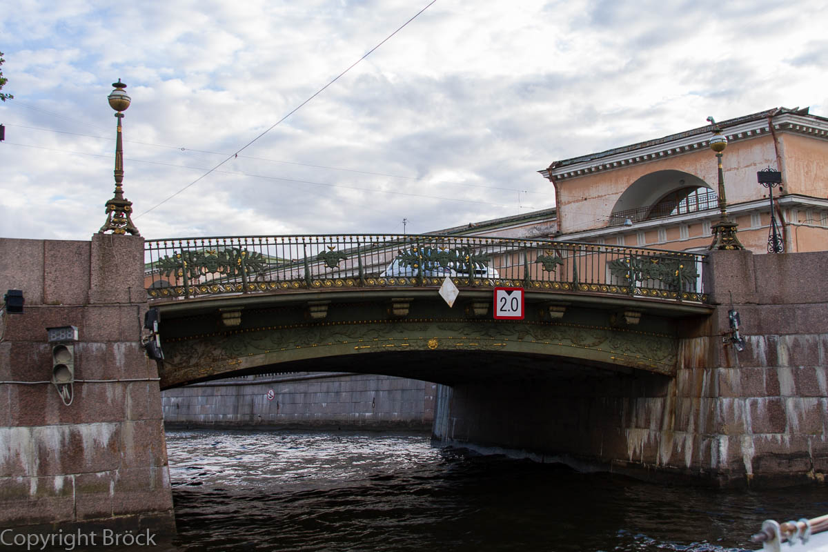 Mit dem Boot durch St. Petersburg: Einmündung des Gribojedow-Kanals in die Mojka, Theater-Brücke
