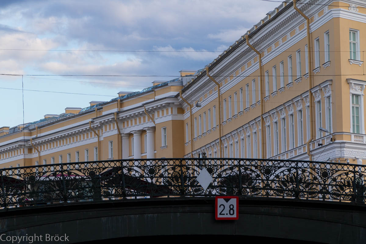 Mit dem Boot durch St. Petersburg: Auf der Mojka, Sänger-Brücke, Generalstabsgebäude