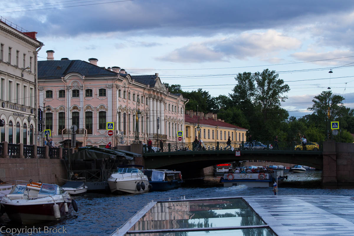 Mit dem Boot durch St. Petersburg: Auf der Mojka, Grüne Brücke (National-Brücke) des Newski Prospekts, Stroganow-Palast