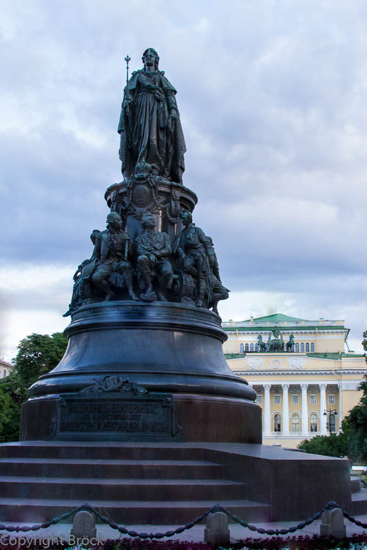 Ostrowskij-Platz, Denkmal für Katharina II. die Große, Alexandrinskij-Theater im Hintergrund