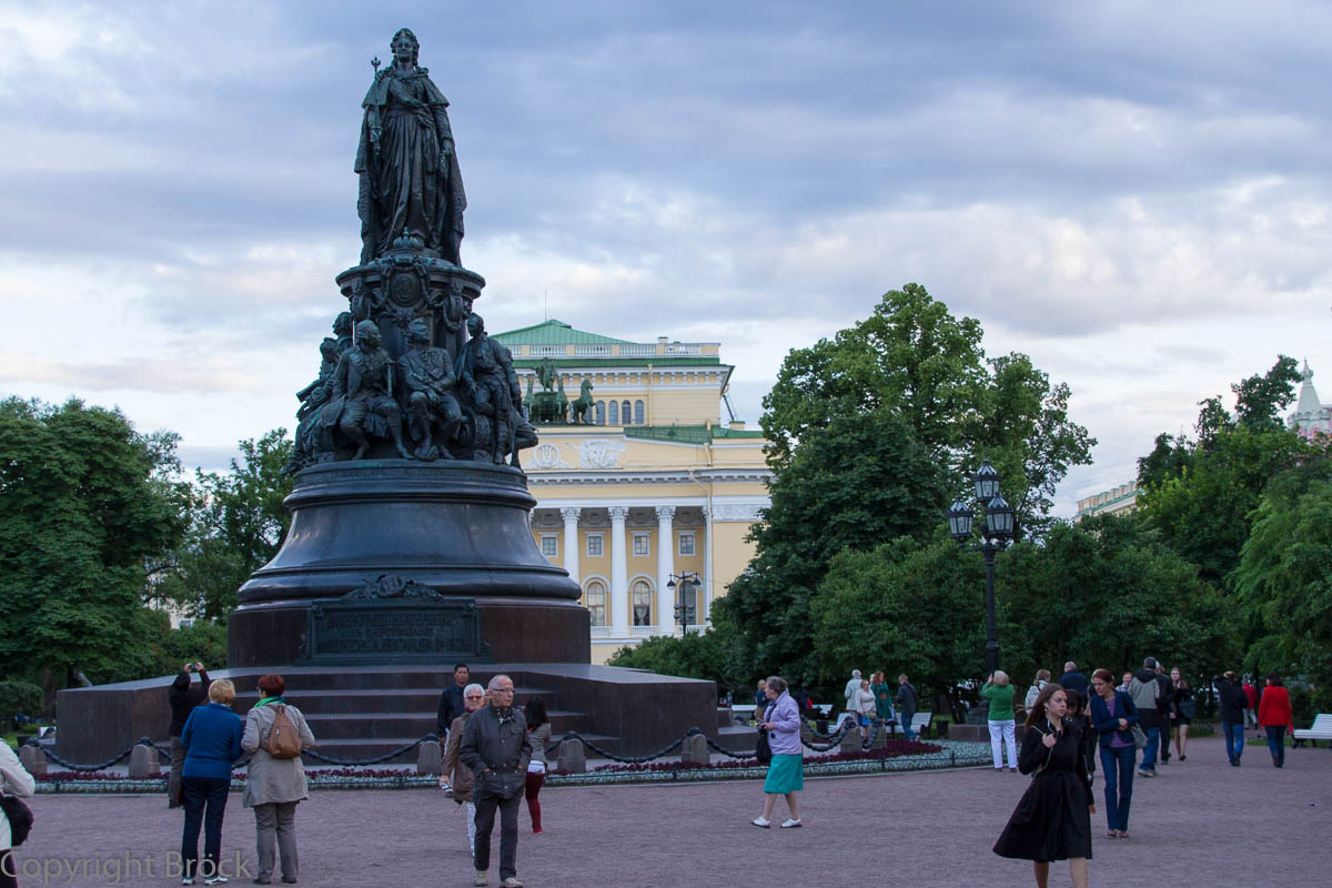 Ostrowskij-Platz, Denkmal für Katharina II. die Große (1873), im Hintergrund das Alexandrinskij-Theater (1828-32)