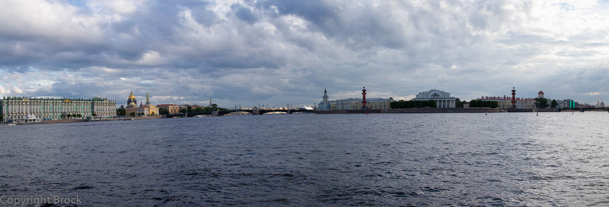 Mit dem Boot durch St. Petersburg: Auf der Newa, Panorama vom Winterpalast über die Strelka bis zur Birschewoj-Brücke