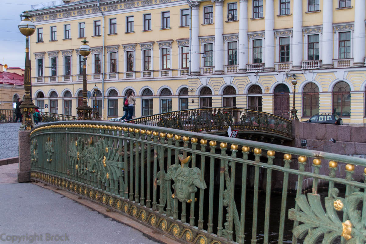 Brücken am Gribojedow-Kanal/Mojka (Kleine Marstall-Brücke, Theater-Brücke), Adamini-Haus