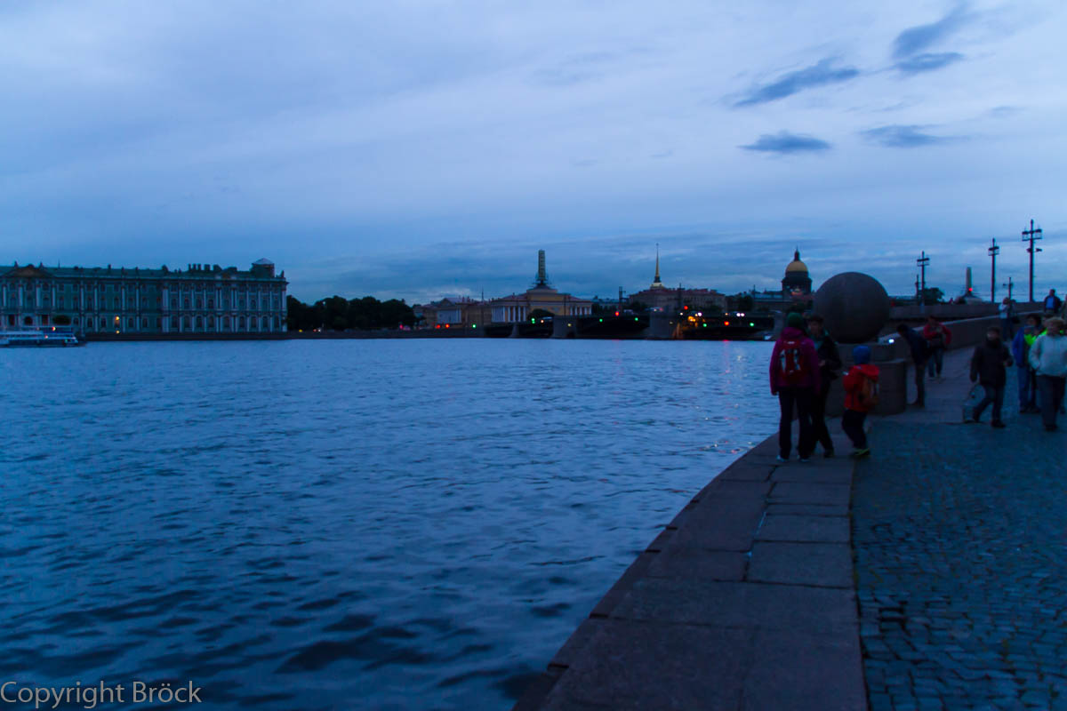 Weiße Nacht: Blick von der Strelka auf die Schloss-Brücke (gegen Mitternacht)
