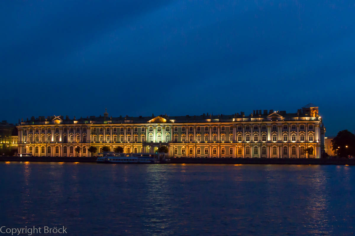 Weiße Nacht: Blick von der Strelka auf den Winterpalast (gegen 0:30 Uhr)