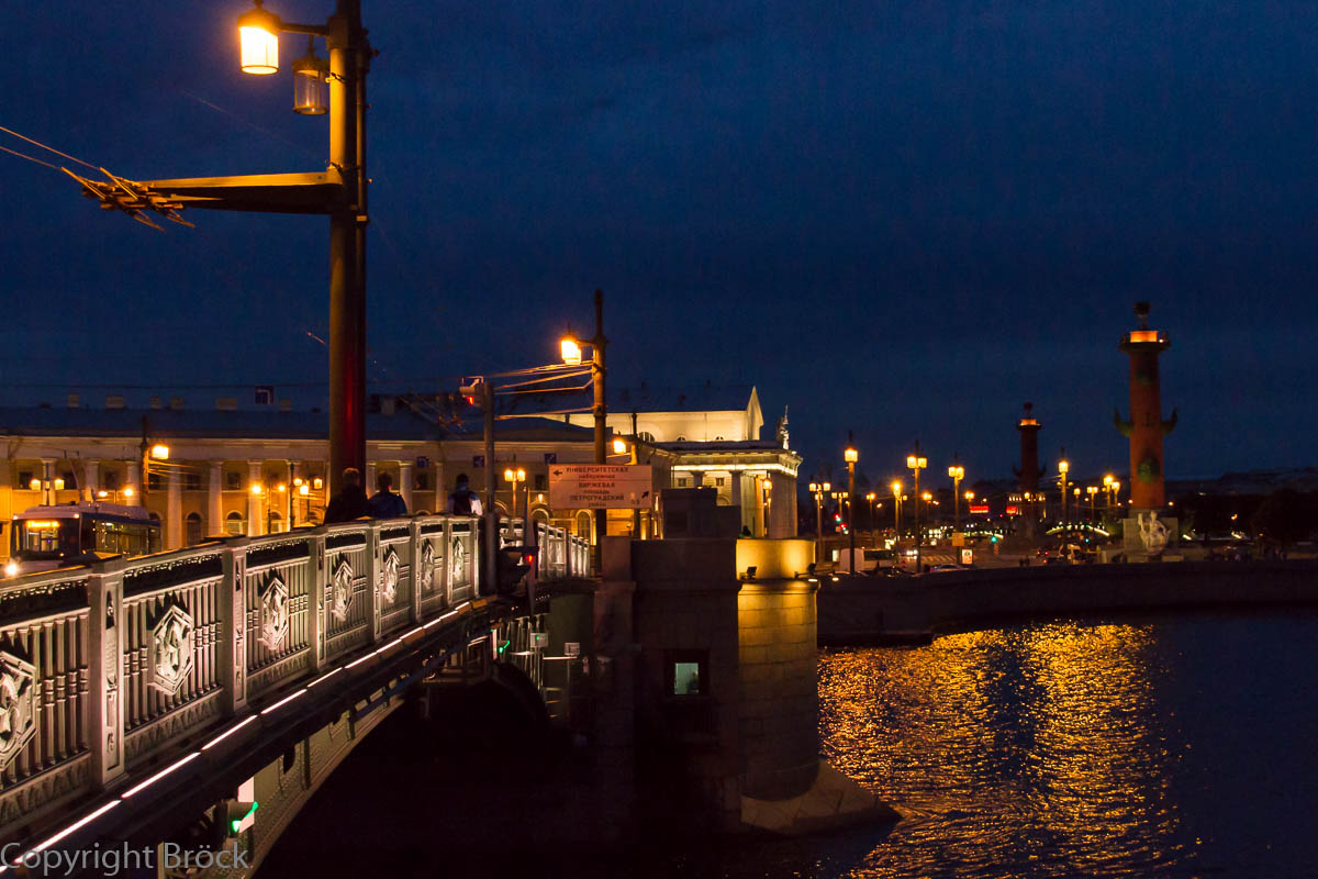 Weiße Nacht: Blick von der Schloss-Brücke auf die Srelka der Wassilewskij-Insel