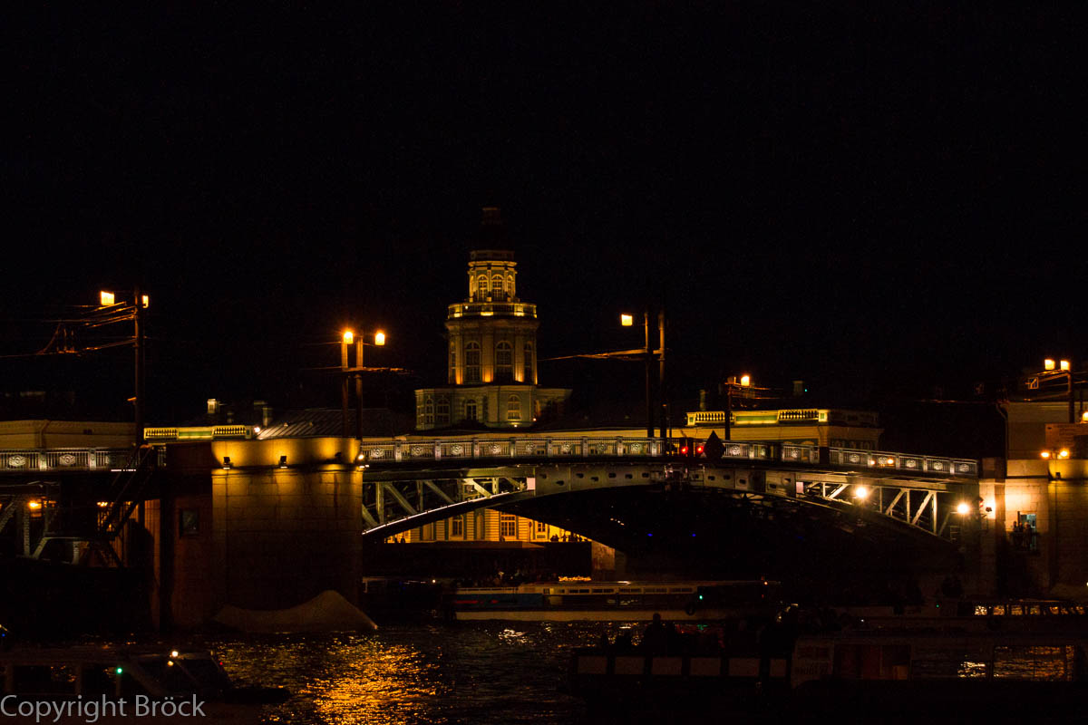 Weiße Nacht: Schloss-Brücke öffnet sich (ca. 1:28 Uhr)