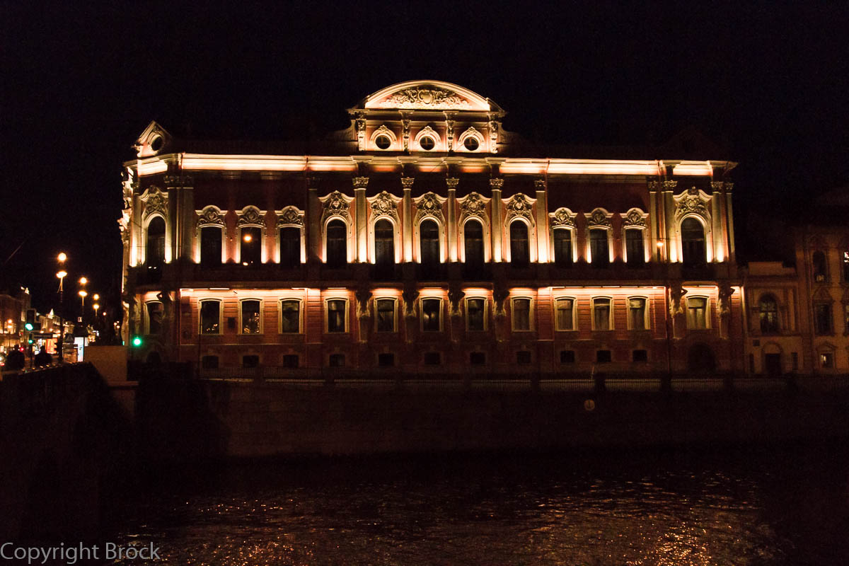 Weiße Nacht: Blick vom Newski-Prospekt auf der Anitschkow-Brücke über die Fontanka auf das Palais Belosselskij-Beloserskij (ca. 2:30 Uhr)