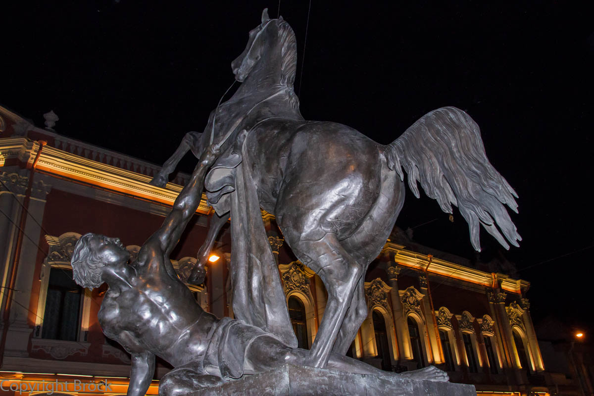 Weiße Nacht: Eine der vier Skulpturen der 'Rossebändiger', die die Anitschkow-Brücke über die Fontanka flankieren