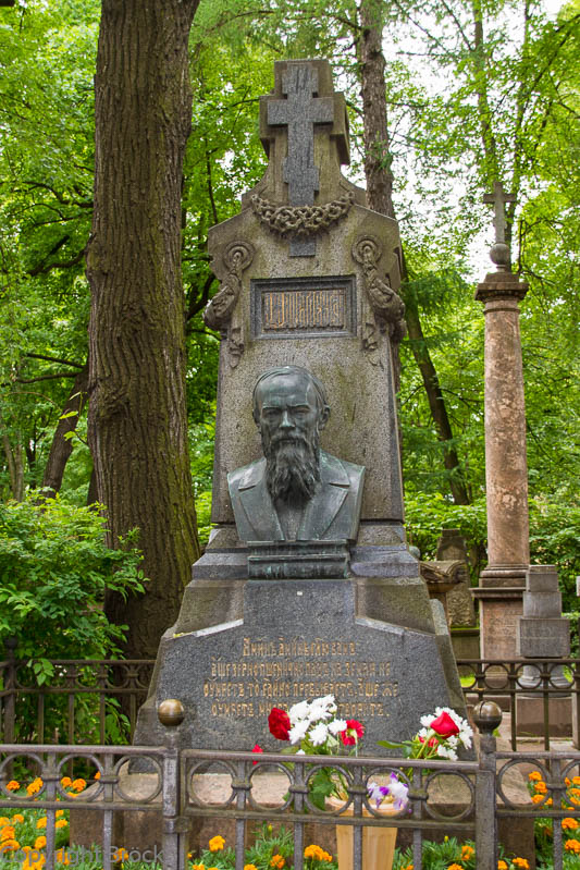 Tichwinskoje-Friedhof im Alexander-Newski-Kloster, Grabmal Fjodor Dostojewskijs
