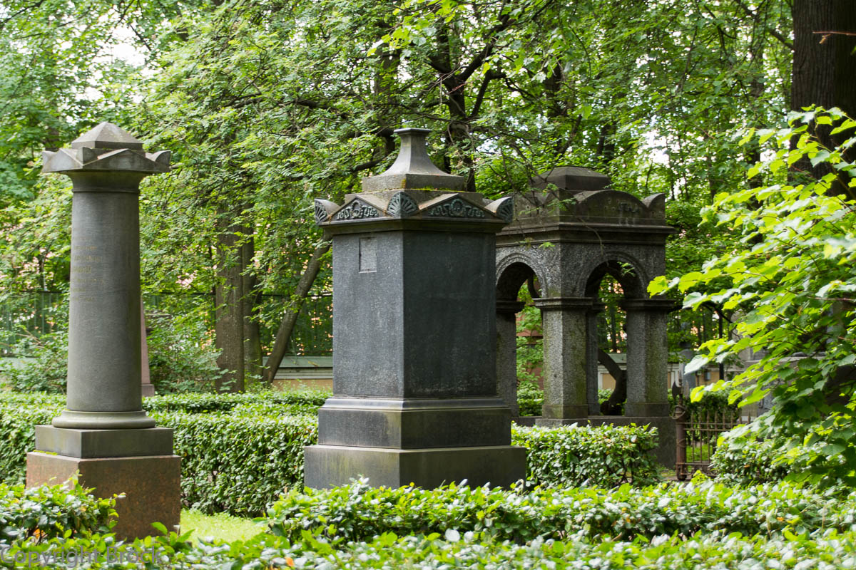 Tichwinskoje-Friedhof im Alexander-Newski-Kloster mit zahlreichen Gräbern bedeutender russischer Literaten, Komponisten und Künstler