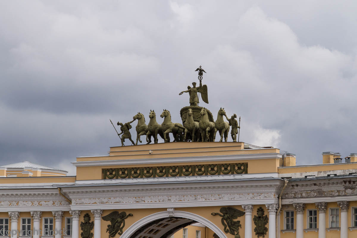 Schloss-Platz, sechsspänniger Siegeswagen auf dem Triumphbogen des Generalstabsgebäudes