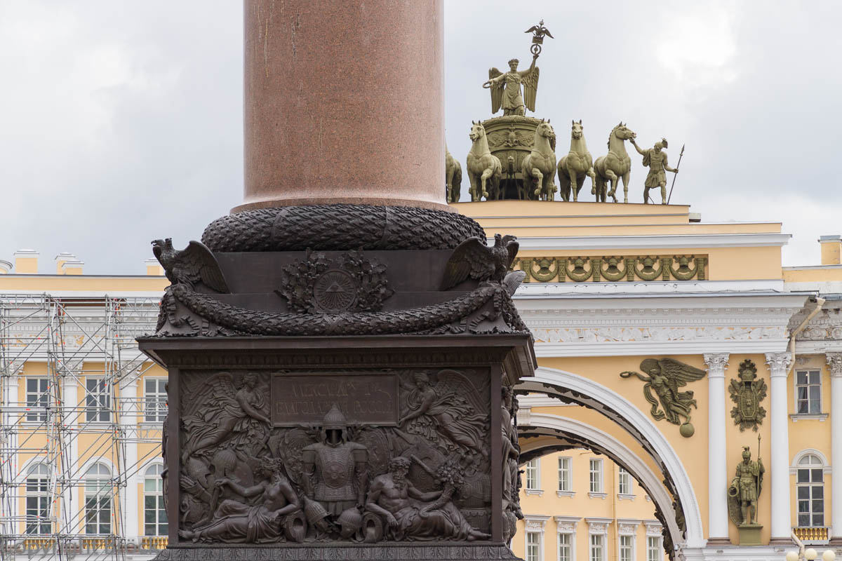 Schloss-Platz, Alexander-Säule, Triumphbogen des Generalstabsgebäudes